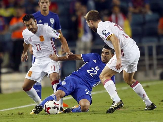 Illarramendi y Pedro enciman a un futbolista rival.