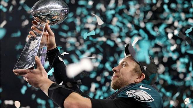 Nick Foles levanta el título de la Super Bowl LII para los Eagles.