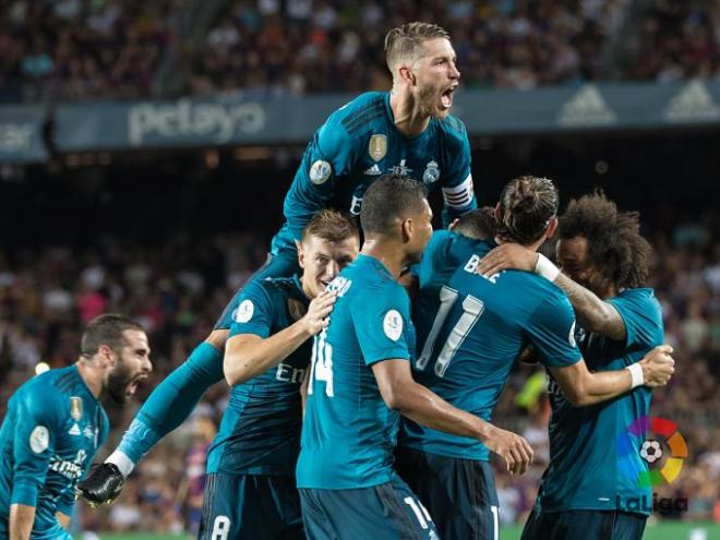 Los jugadores del Real Madrid celebran el gol de Cristiano en el Camp Nou.