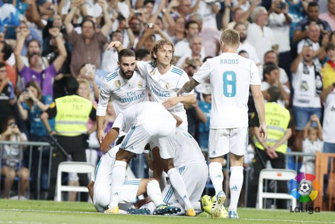 Los jugadores del Real Madrid celebran el 2-0.