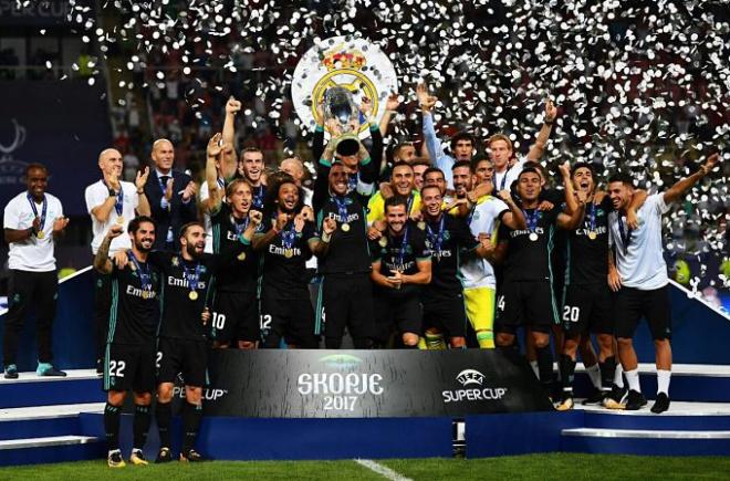 El Real Madrid levanta su cuarta Supercopa de Europa.