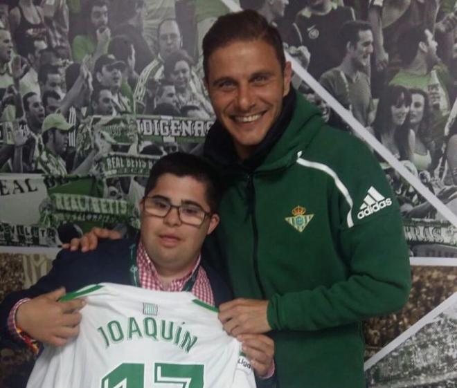 Carlos y Joaquín posan con la camiseta del Betis (Foto: ElDesmarque).