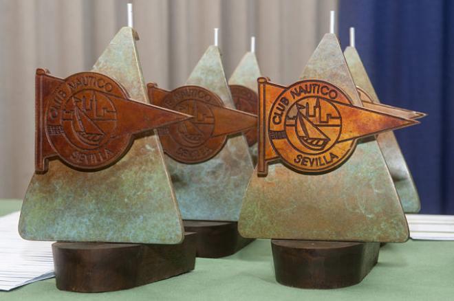 Trofeos para los galardonados.