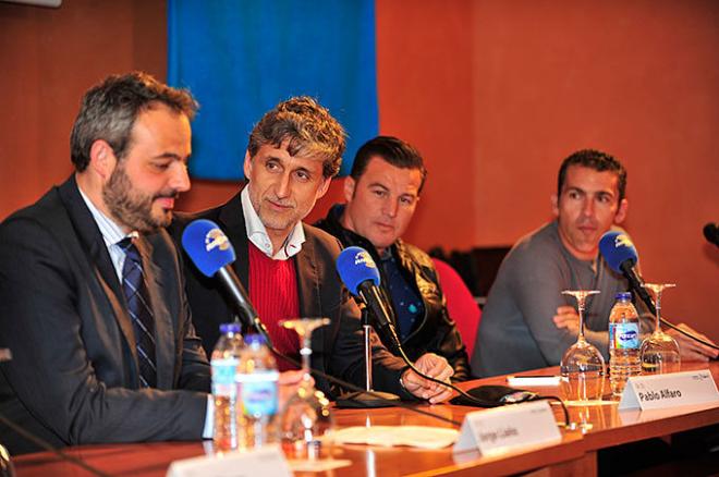 Ex futbolistas del Sevilla, durante el acto.