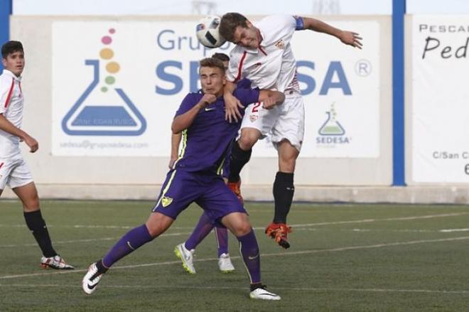 Lance del partido entre el Sevilla y el Málaga.