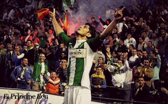 Edu celebra un gol con el Betis.