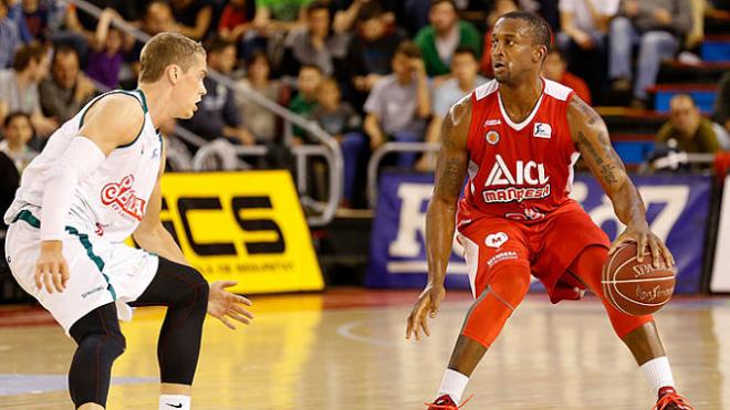 Foster, ante la defensa de Hakanson (ACB Photo-Alberch).