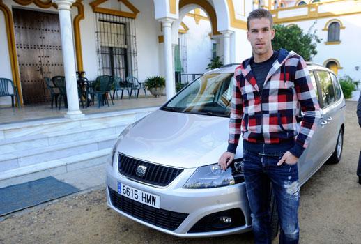 Adrián posa para la entrevista en un coche SEAT.