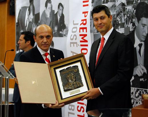 Álvaro Ramírez posa con el premio junto a José María del Nido.