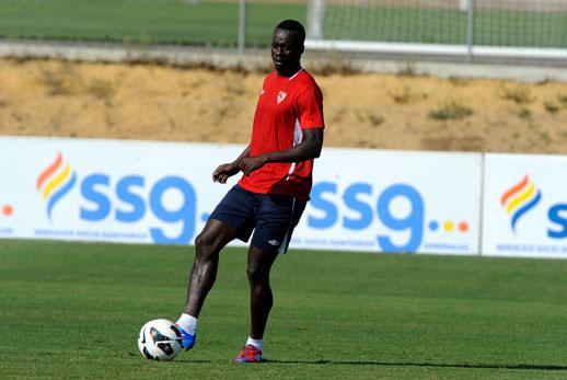 Babá, en un entrenamiento con el Sevilla.