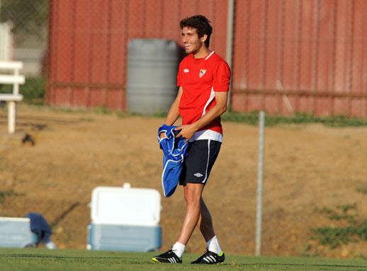 José Campaña, sonriente, sostiene un peto en un entrenamiento del Sevilla.