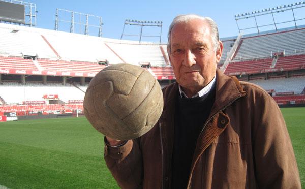 Antonio Valero, en el Sánchez-Pizjuán.