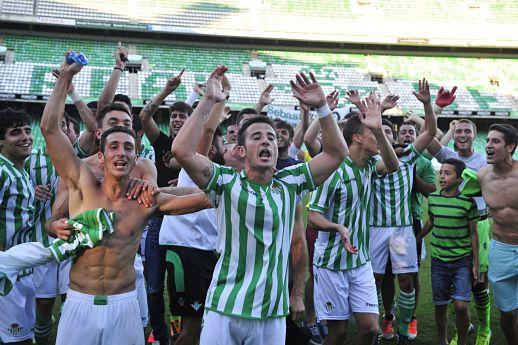Futbolistas del Betis B celebrando el ascenso.