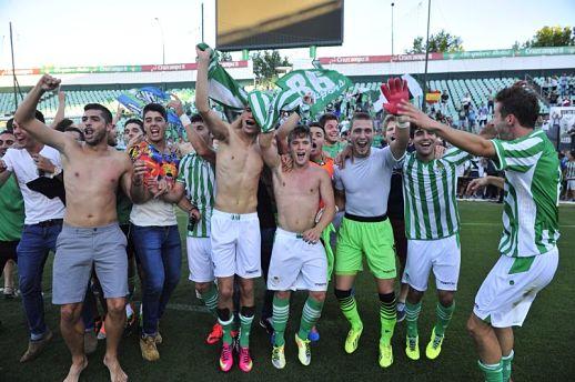 Los jugadores celebran el ascenso a 2ªB.