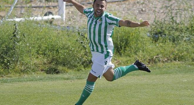 Isuardi celebrando un gol con el Betis B.