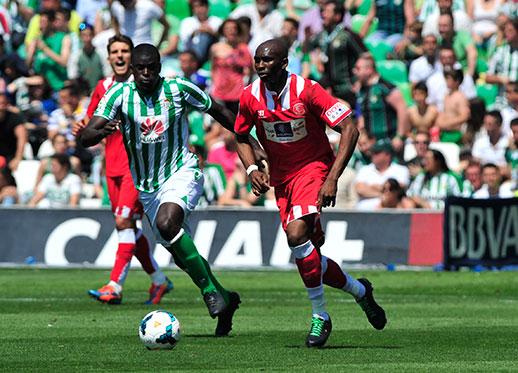 N'Diaye, con M'Bia en el último derbi.