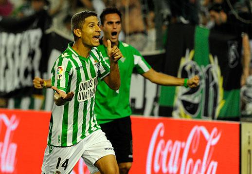 Salva Sevilla celebra un tanto ante el Valencia