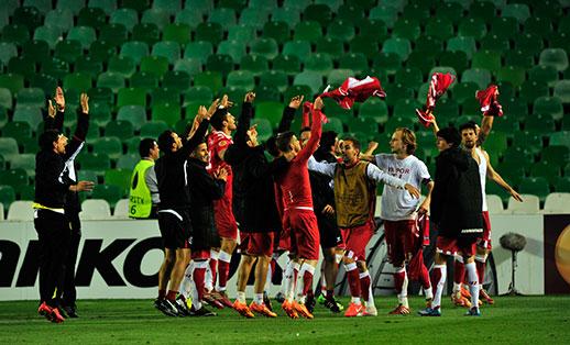 El Sevilla celebra su victoria en el Euroderbi de 2014. (Foto: Kiko Hurtado).