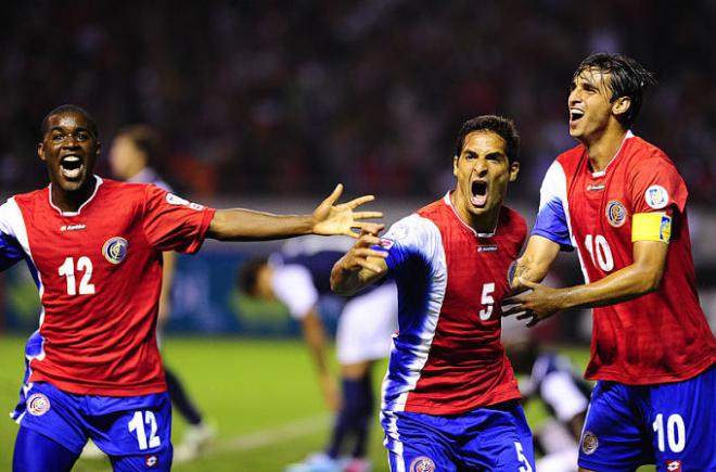 Joel Campbell y Bryan Ruiz celebran su pase a cuartos.