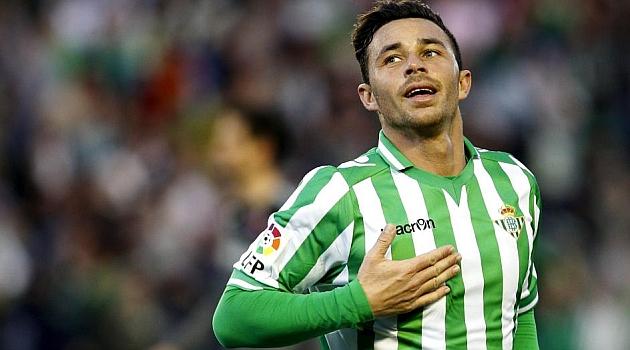 Rubén Castro disputando un partido con el Betis.