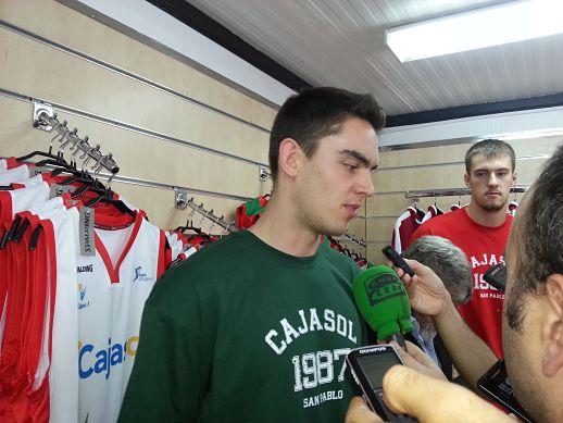 Satoransky atendiendo a los medios.