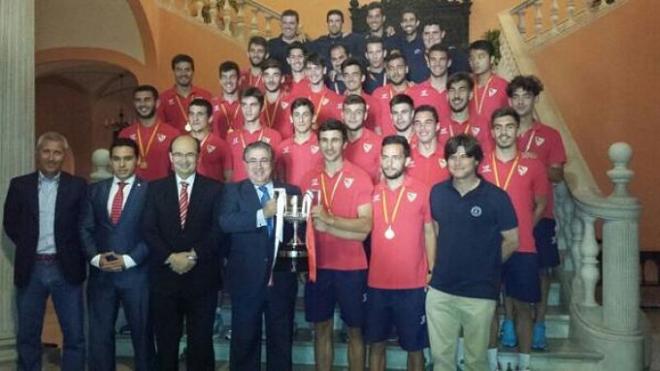 El equipo juvenil ofrece la Copa del Rey a la ciudad. Foto: SevillaFC