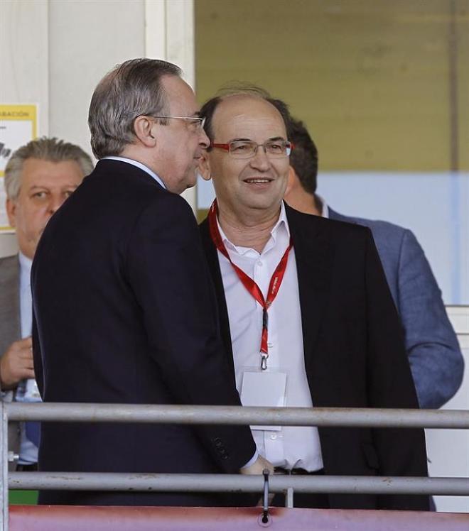 Florentino Pérez y Pepe Castro, en la grada.