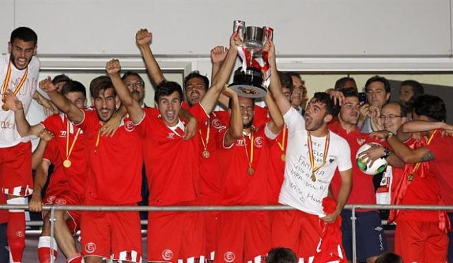 Los jugadores del Sevilla levantan la Copa juvenil.