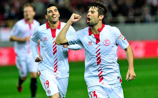 Coke celebrando un gol ante el Levante.