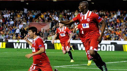 Mbia celebra su gol en Mestalla.