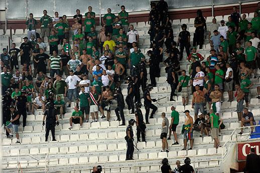 Aficionados del Slask durante el partido.