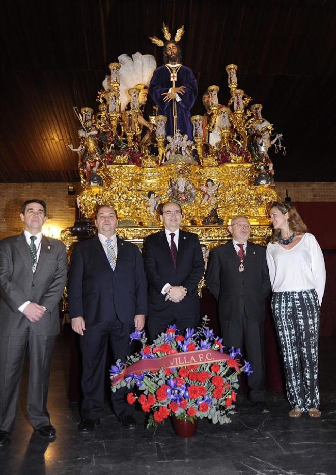 La directiva, en la ofrenda de hoy en San Pablo.