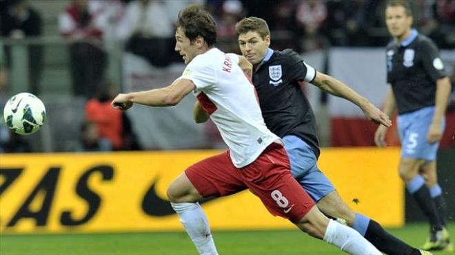 Gzregorz Krychowiak pugna un balón con Gerrard.