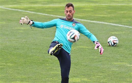 Beto control el balón en un entrenamiento de Portugal.