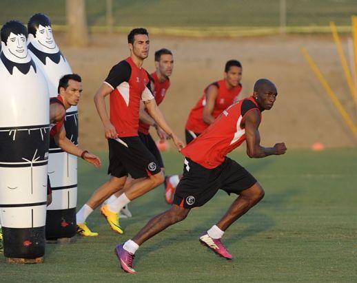 M'Bia corre en un entrenamiento del Sevilla.