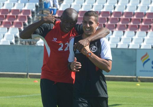 M'bia bromea en un entrenamiento del Sevilla la pasada campaña.