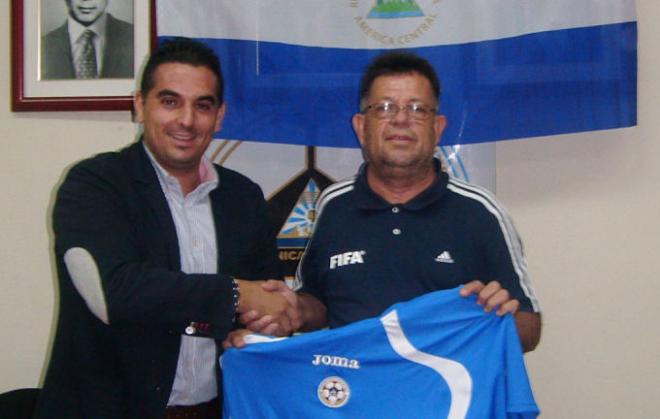 Antonio Macias posa con la camiseta de la selección nicaragüense