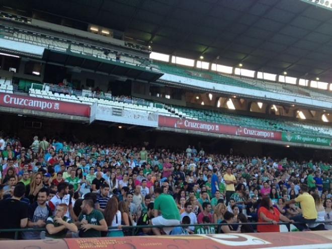 Miles de aficionados, en las gradas del Villamarín.