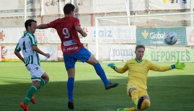 Lance del partido entre el Betis B y La Rod