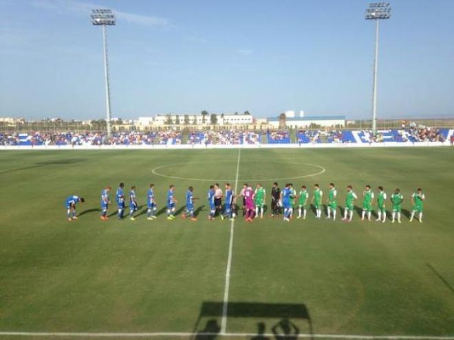 Los jugadores se saludan antes del partido. Foto: RBB