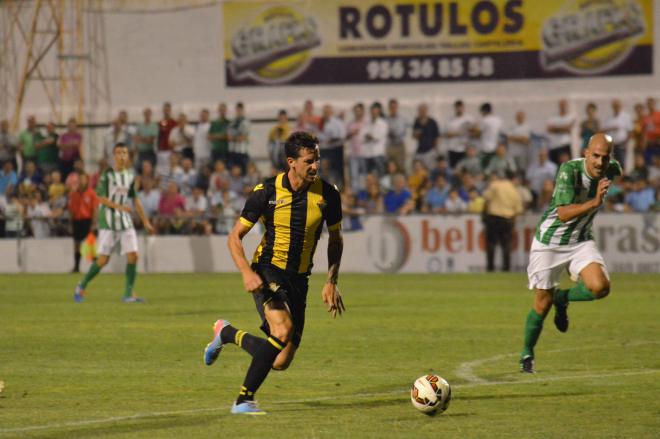 Renella conduce el balón (Foto: RBB).