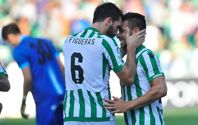 Jordi Figueras y Rubén Castro celebran un gol.