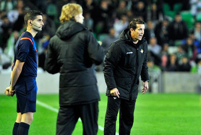 Merino, en un partido en la banda del Villamarín.