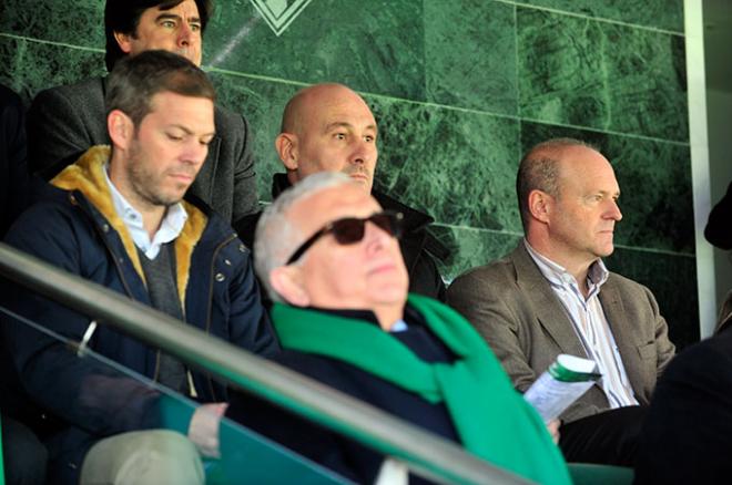 Pepe Mel en el palco del Benito Villamarín.