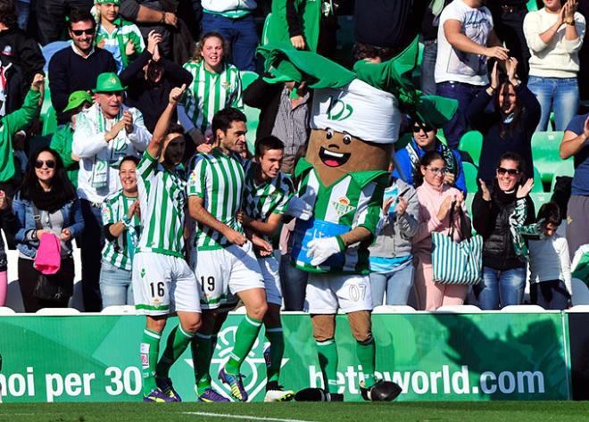 Jorge Molina celebra su gol con dos compañeros y Palmerín.