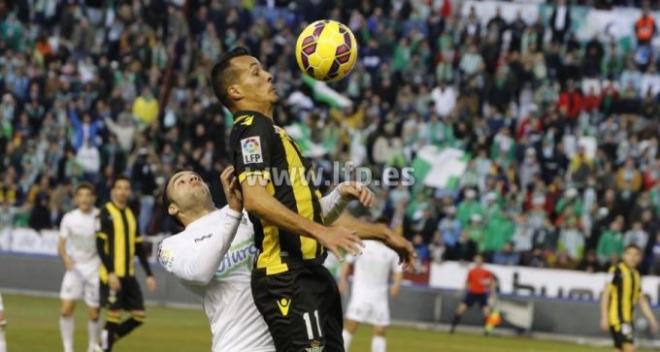 Kadir pelea un balón con la defensa del Albacete.