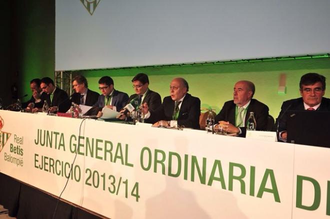 Ollero encabeza la mesa del consejo del Betis en la última Junta.