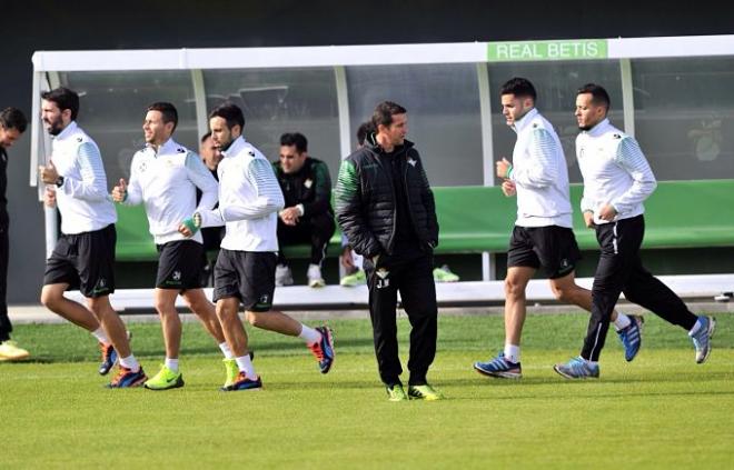 Merino vigila un entrenamiento.