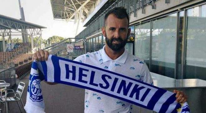 Doblas con su nueva bufanda / Foto: HJK Helsinki.