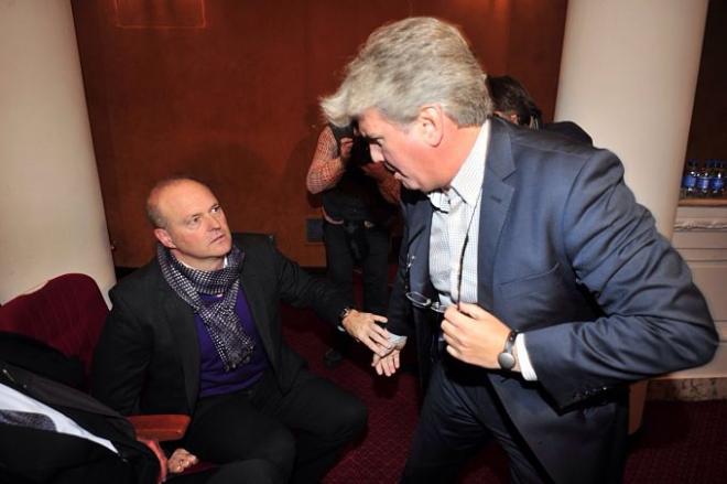 Pepe Mel y Miguel Guillén se saludan durante el acto.